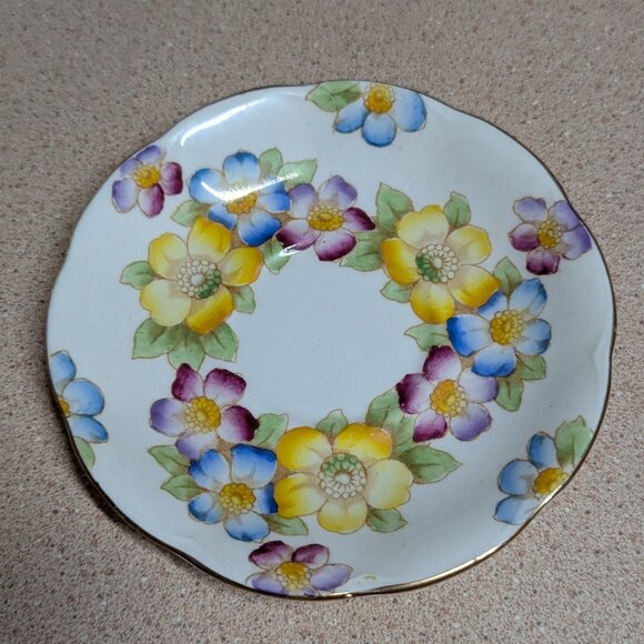 Royal Albert Floral Teacup & Saucer Set - Picture 8 of 11